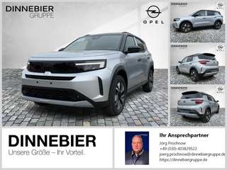 Schräge Frontansicht auf einen Opel Frontera , freigestellt