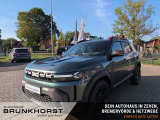 Schräge Frontansicht auf einen Dacia Duster , freigestellt