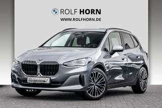 Schräge Frontansicht auf einen BMW 2er-Reihe , freigestellt