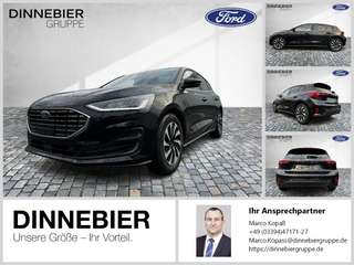 Schräge Frontansicht auf einen Ford Focus , freigestellt
