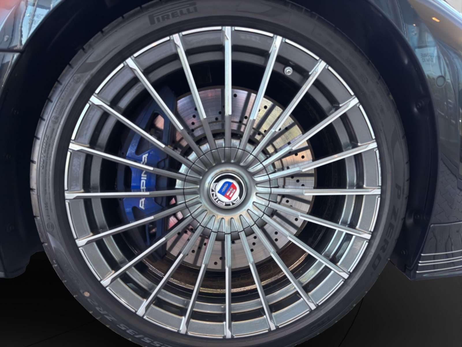Fahrzeugbild eines Alpina B4