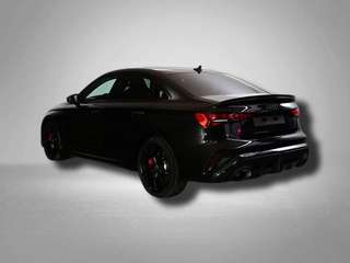Schräge Frontansicht auf einen Audi RS3 , freigestellt
