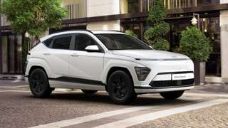 Schräge Frontansicht auf einen Hyundai Kona Elektro , freigestellt