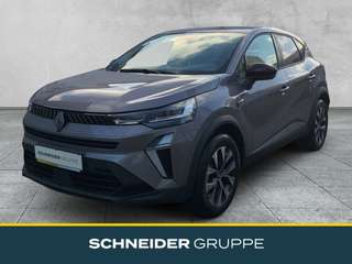 Schräge Frontansicht auf einen Renault Captur , freigestellt