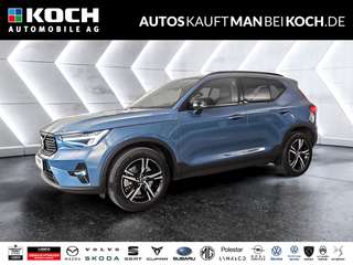 Schräge Frontansicht auf einen Volvo XC40 , freigestellt