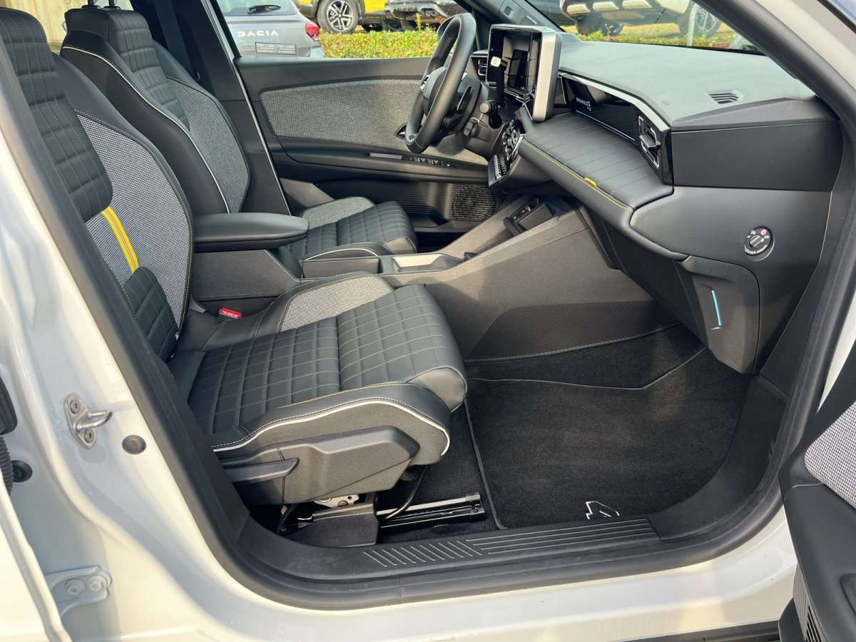 Fahrzeugbild eines Renault 4 E-TECH