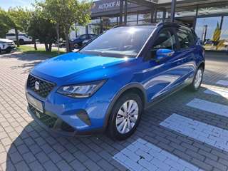 Schräge Frontansicht auf einen SEAT Arona , freigestellt