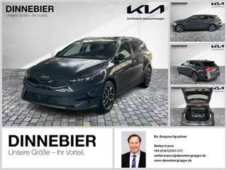 Schräge Frontansicht auf einen Kia cee'd , freigestellt