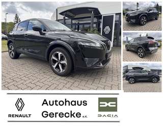 Schräge Frontansicht auf einen Nissan Qashqai , freigestellt