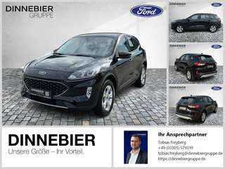 Schräge Frontansicht auf einen Ford Kuga , freigestellt