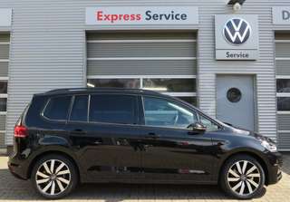 Schräge Frontansicht auf einen Volkswagen Touran , freigestellt