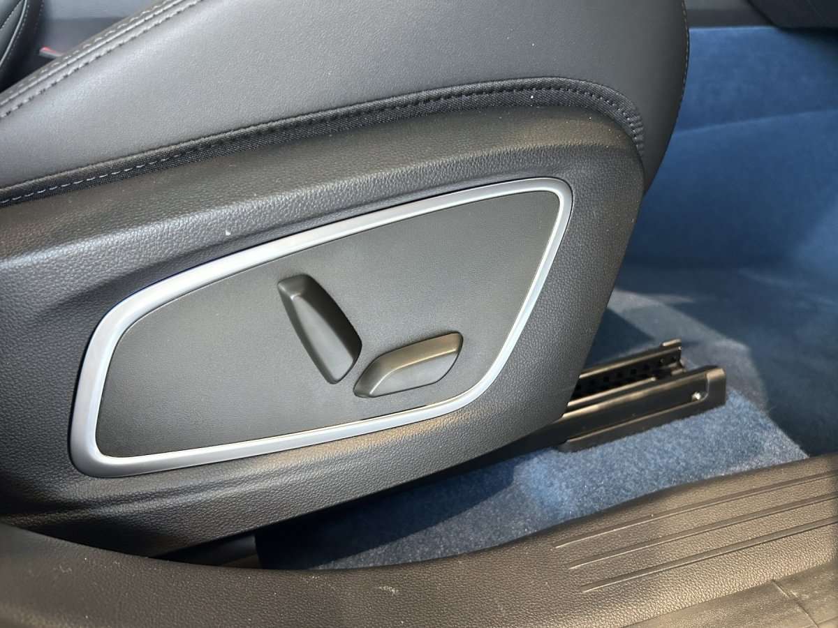 Fahrzeugbild eines Renault Rafale
