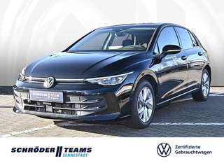 Schräge Frontansicht auf einen Volkswagen Golf , freigestellt