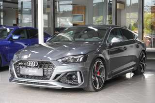 Schräge Frontansicht auf einen Audi RS5 , freigestellt