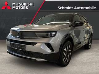 Schräge Frontansicht auf einen Opel Mokka , freigestellt