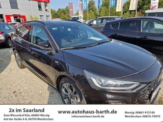 Schräge Frontansicht auf einen Ford Focus , freigestellt