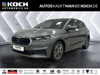Schräge Frontansicht auf einen Skoda Fabia , freigestellt