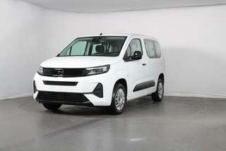 Schräge Frontansicht auf einen Opel Combo , freigestellt