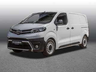Schräge Frontansicht auf einen Toyota Proace , freigestellt
