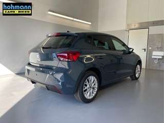 Schräge Frontansicht auf einen SEAT Ibiza , freigestellt