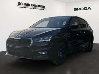 Schräge Frontansicht auf einen Skoda Fabia , freigestellt