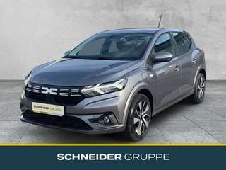 Schräge Frontansicht auf einen Dacia Sandero , freigestellt