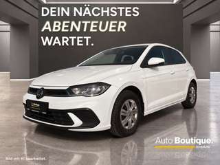 Schräge Frontansicht auf einen Volkswagen Polo , freigestellt