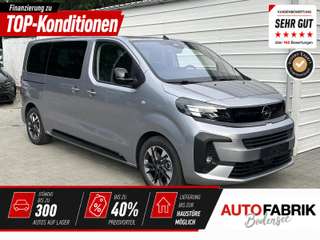 Schräge Frontansicht auf einen Opel Zafira , freigestellt