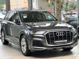 Schräge Frontansicht auf einen Audi Q7 , freigestellt