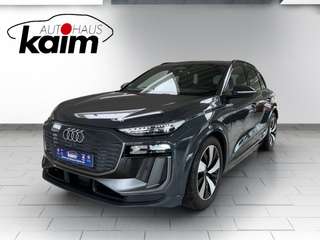 Schräge Frontansicht auf einen Audi Q6 e-tron , freigestellt