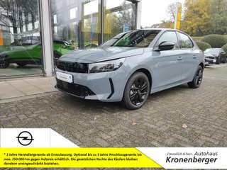 Schräge Frontansicht auf einen Opel Corsa , freigestellt