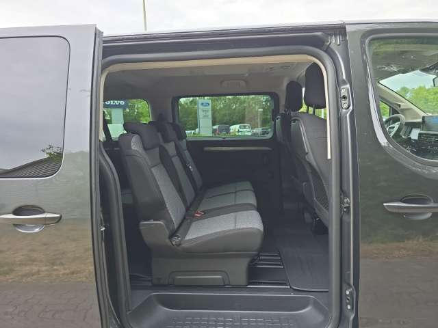 Fahrzeugbild eines Peugeot Traveller