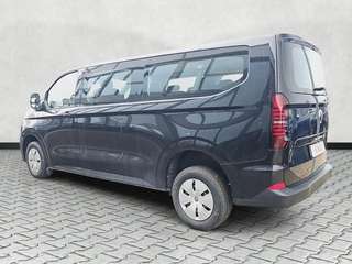 Schräge Frontansicht auf einen Volkswagen Caravelle , freigestellt