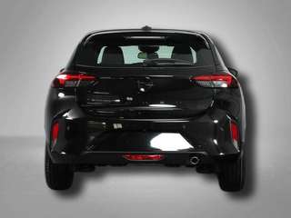 Schräge Frontansicht auf einen Opel Corsa , freigestellt