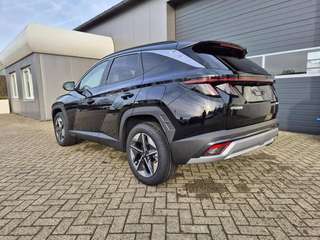 Schräge Frontansicht auf einen Hyundai Tucson , freigestellt
