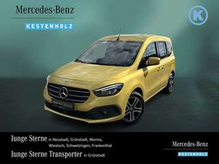 Schräge Frontansicht auf einen Mercedes-Benz T-Klasse , freigestellt