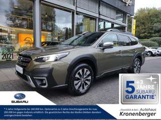 Schräge Frontansicht auf einen Subaru Outback , freigestellt