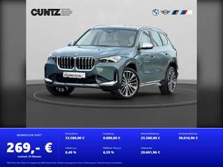 Schräge Frontansicht auf einen BMW X1 , freigestellt