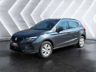 Schräge Frontansicht auf einen SEAT Arona , freigestellt