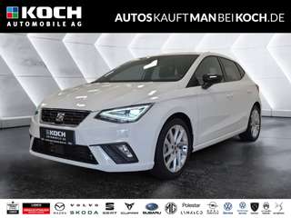Schräge Frontansicht auf einen SEAT Ibiza , freigestellt