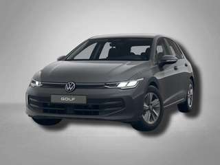 Schräge Frontansicht auf einen Volkswagen Golf , freigestellt