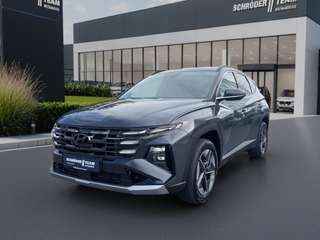 Schräge Frontansicht auf einen Hyundai Tucson , freigestellt
