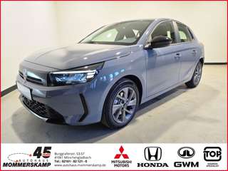 Schräge Frontansicht auf einen Opel Corsa , freigestellt