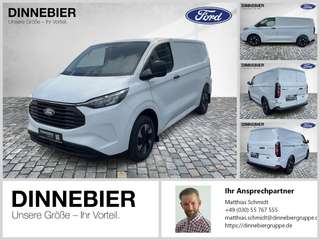 Schräge Frontansicht auf einen Ford Transit Custom , freigestellt