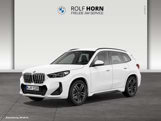 Schräge Frontansicht auf einen BMW X1 , freigestellt