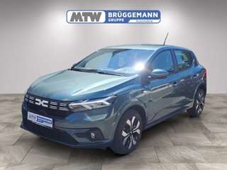 Schräge Frontansicht auf einen Dacia Sandero , freigestellt