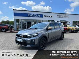 Schräge Frontansicht auf einen Dacia Jogger , freigestellt