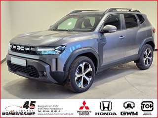 Schräge Frontansicht auf einen Dacia Duster , freigestellt