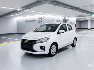 Schräge Frontansicht auf einen Mitsubishi Space Star , freigestellt