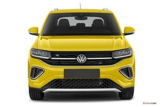 Schräge Frontansicht auf einen Volkswagen T-Cross , freigestellt